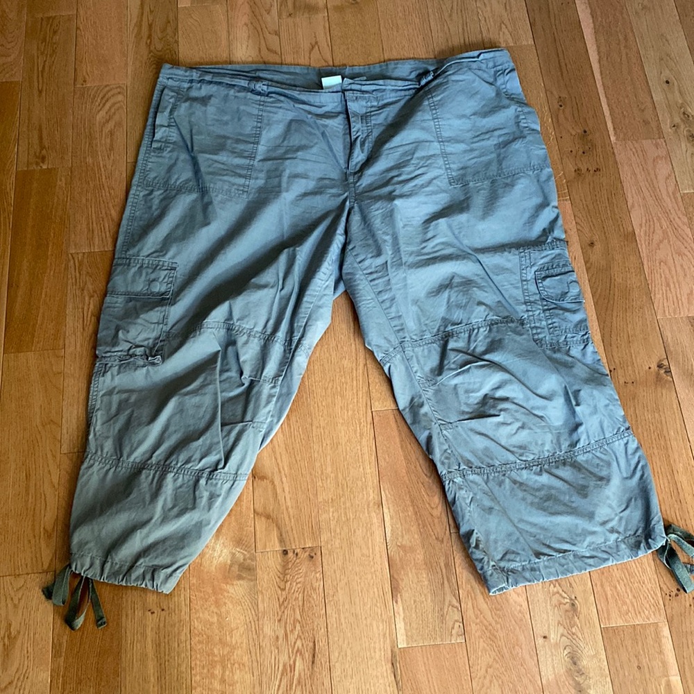 Plus size 100% cotton light olive green Capri Cargo pants.